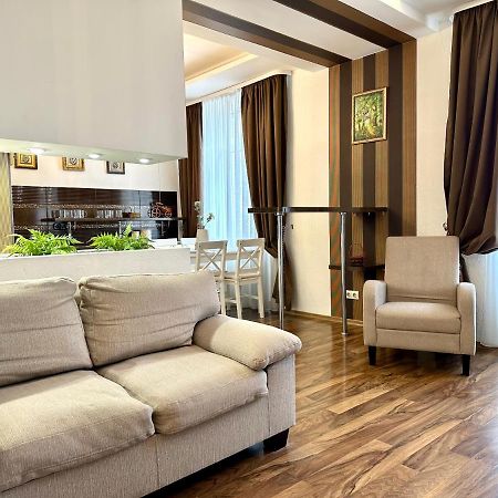 Lux Apartments In The City Center With A Coffee Machine, View Of A Theater, Near Zlata Plaza Rivne Exteriör bild