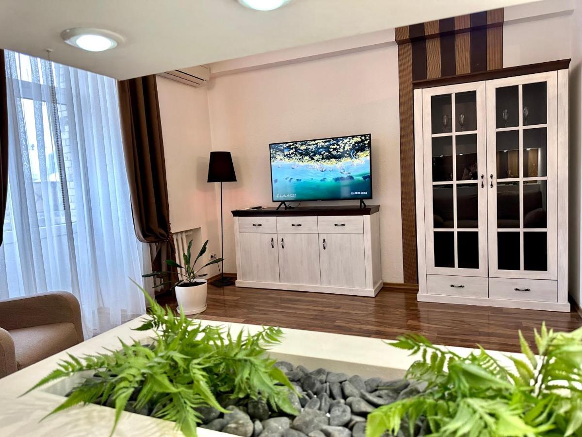 Lux Apartments In The City Center With A Coffee Machine, View Of A Theater, Near Zlata Plaza Rivne Exteriör bild