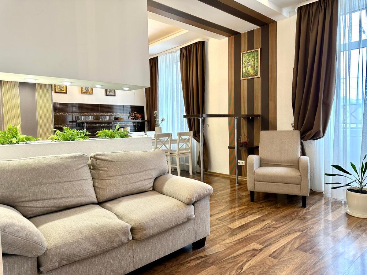Lux Apartments In The City Center With A Coffee Machine, View Of A Theater, Near Zlata Plaza Rivne Exteriör bild