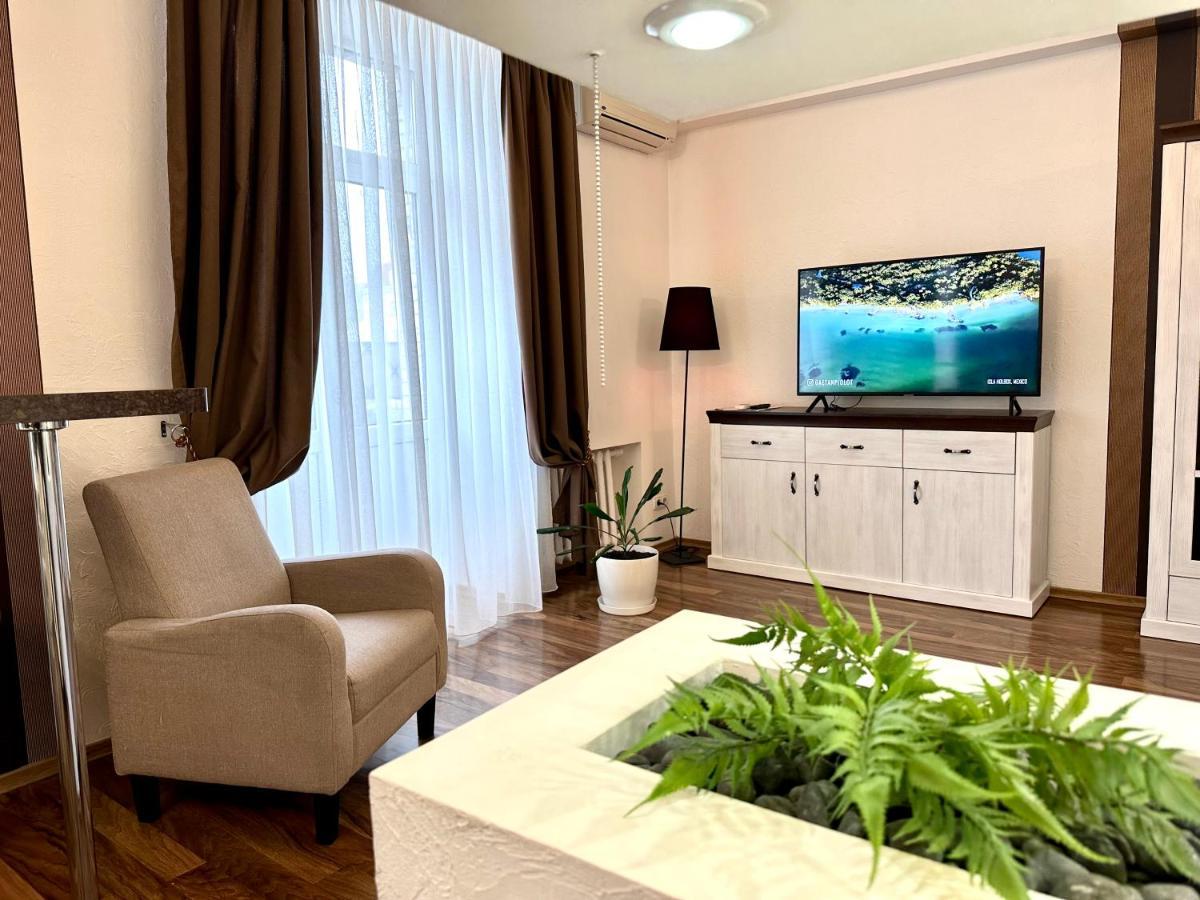Lux Apartments In The City Center With A Coffee Machine, View Of A Theater, Near Zlata Plaza Rivne Exteriör bild