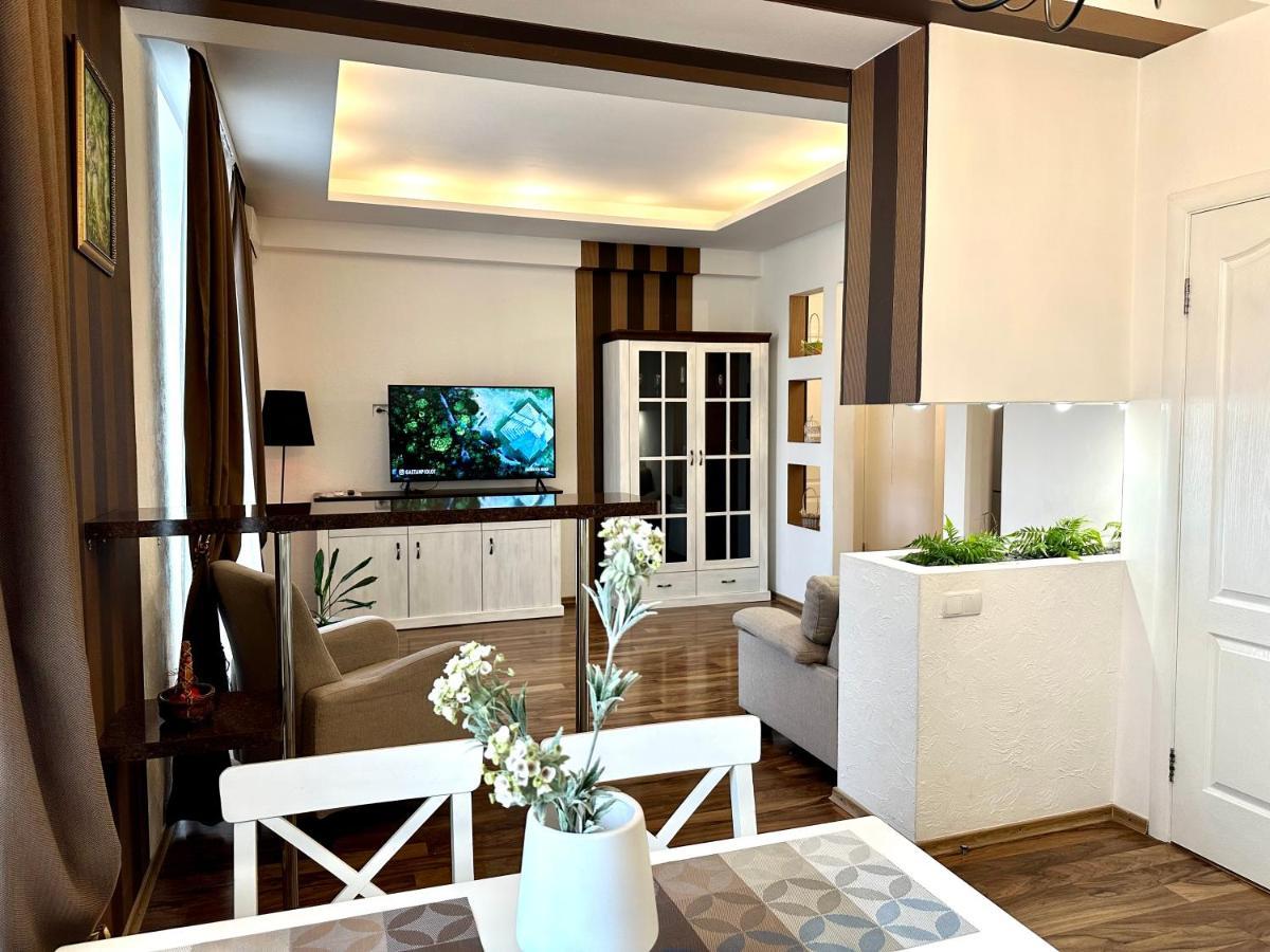 Lux Apartments In The City Center With A Coffee Machine, View Of A Theater, Near Zlata Plaza Rivne Exteriör bild