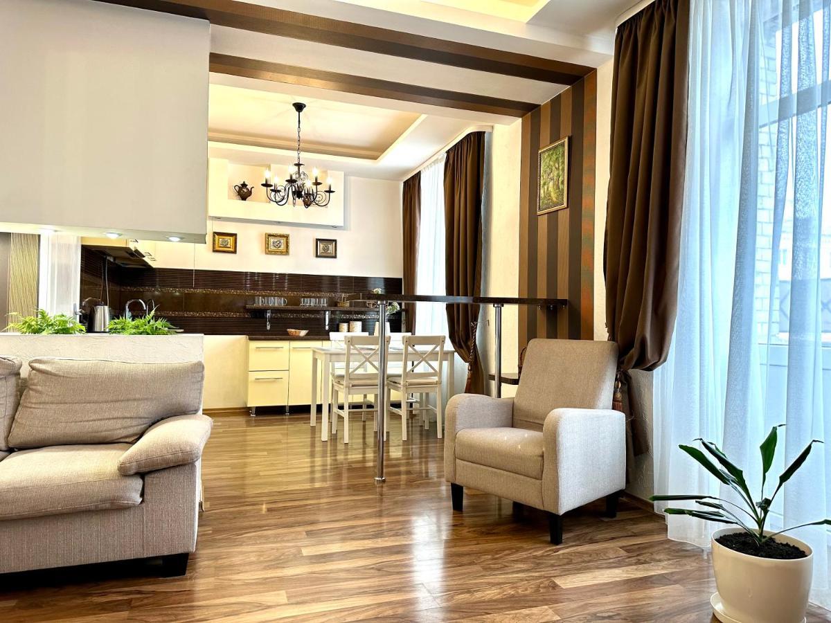 Lux Apartments In The City Center With A Coffee Machine, View Of A Theater, Near Zlata Plaza Rivne Exteriör bild