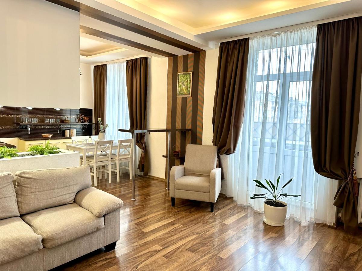 Lux Apartments In The City Center With A Coffee Machine, View Of A Theater, Near Zlata Plaza Rivne Exteriör bild