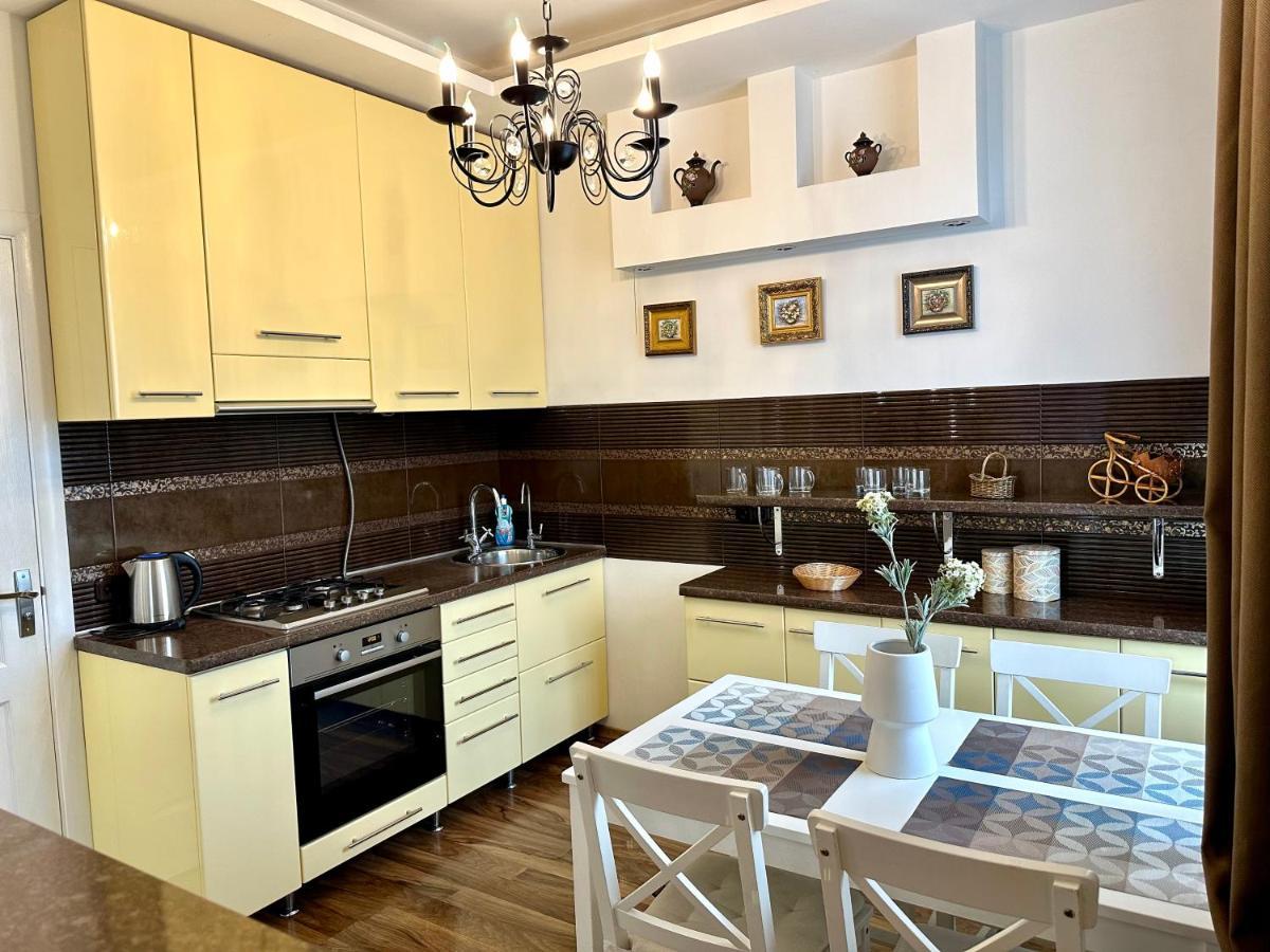 Lux Apartments In The City Center With A Coffee Machine, View Of A Theater, Near Zlata Plaza Rivne Exteriör bild