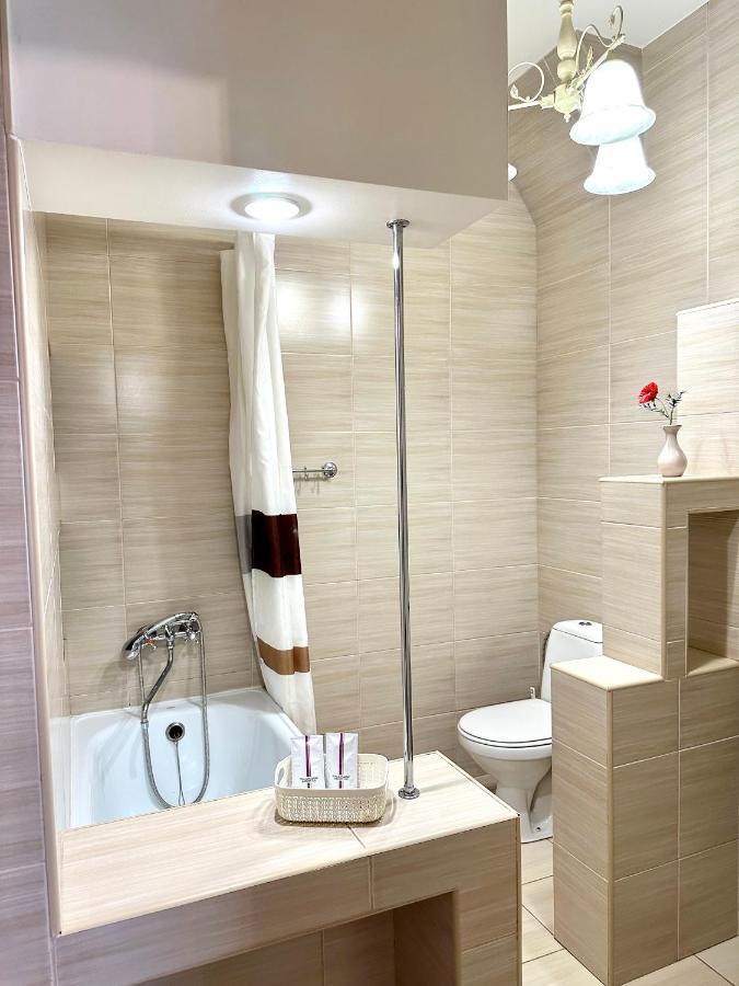 Lux Apartments In The City Center With A Coffee Machine, View Of A Theater, Near Zlata Plaza Rivne Exteriör bild