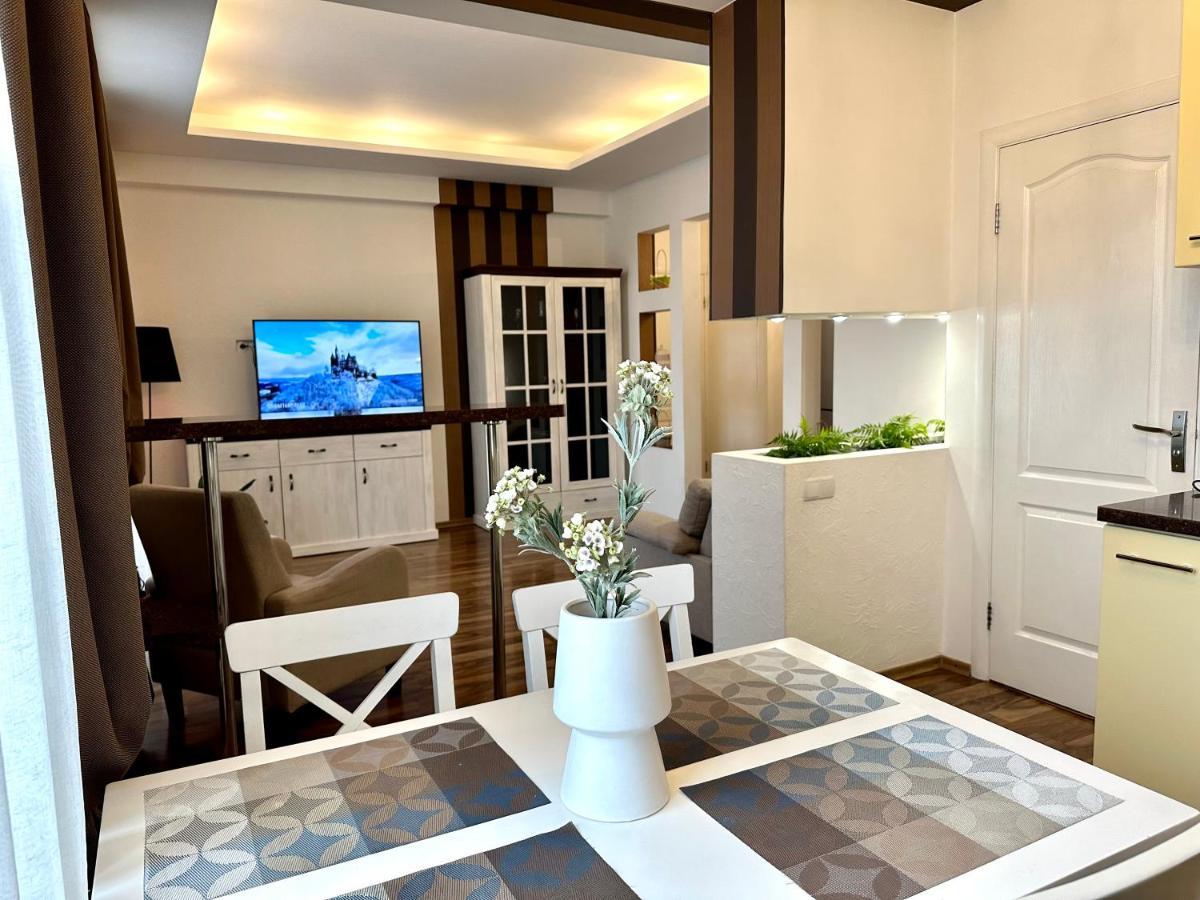 Lux Apartments In The City Center With A Coffee Machine, View Of A Theater, Near Zlata Plaza Rivne Exteriör bild