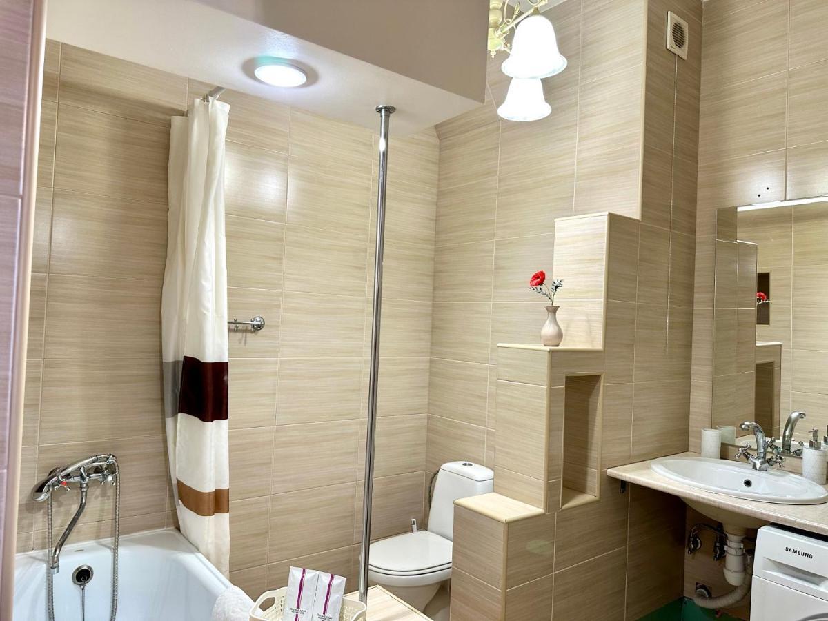 Lux Apartments In The City Center With A Coffee Machine, View Of A Theater, Near Zlata Plaza Rivne Exteriör bild
