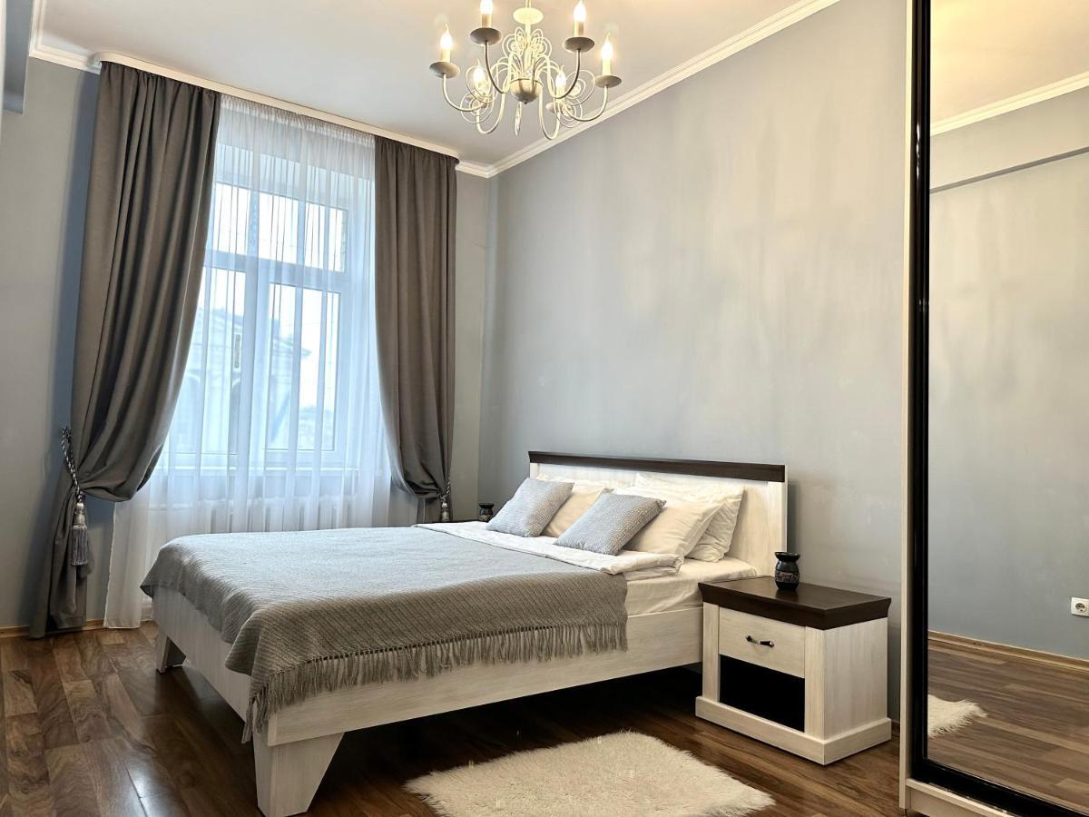 Lux Apartments In The City Center With A Coffee Machine, View Of A Theater, Near Zlata Plaza Rivne Exteriör bild