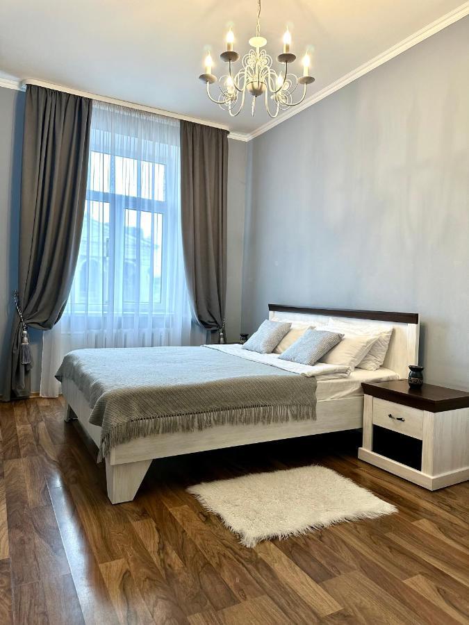 Lux Apartments In The City Center With A Coffee Machine, View Of A Theater, Near Zlata Plaza Rivne Exteriör bild