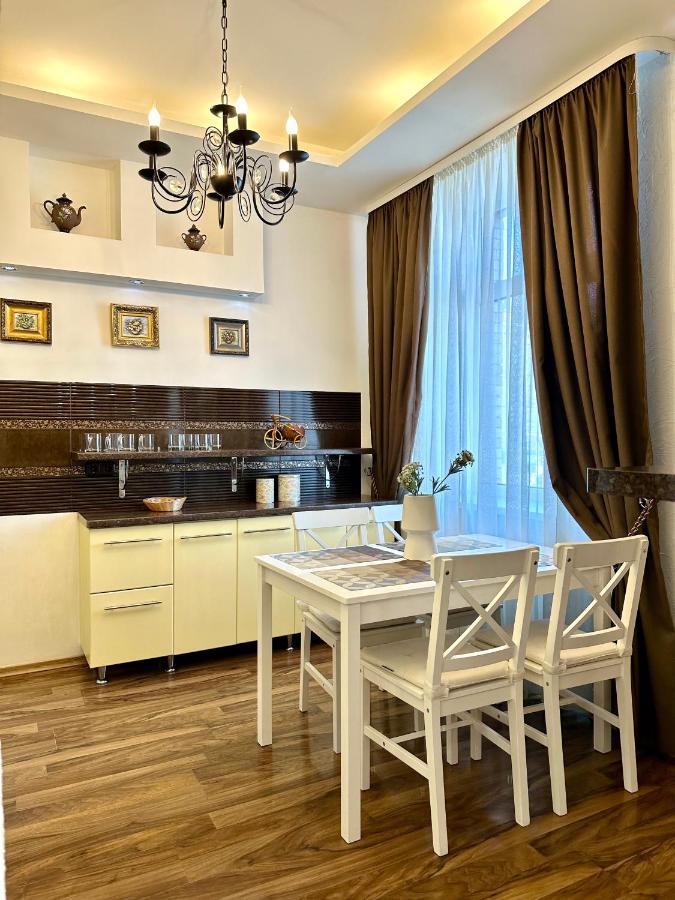 Lux Apartments In The City Center With A Coffee Machine, View Of A Theater, Near Zlata Plaza Rivne Exteriör bild